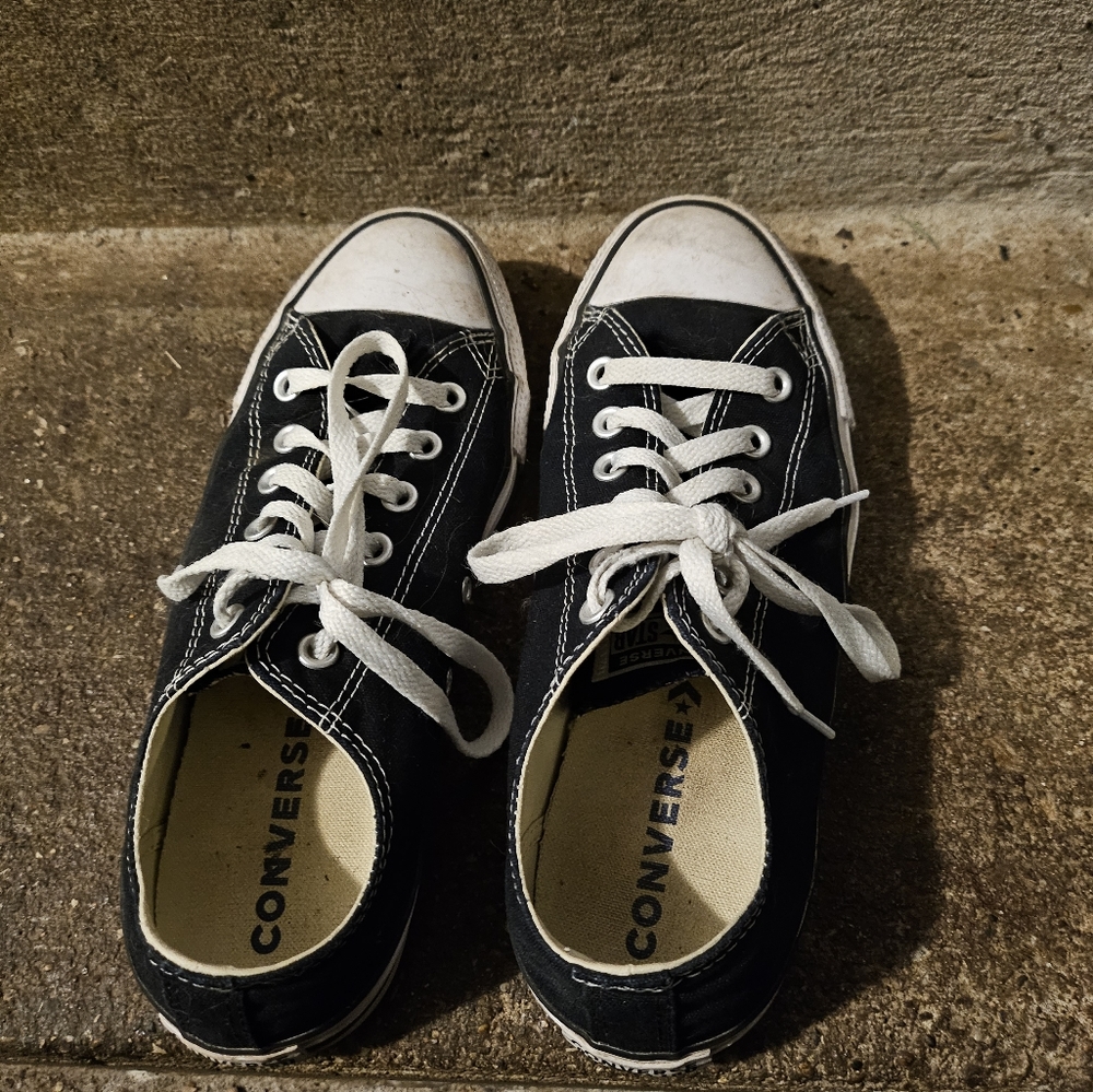 9 wide black low top converse